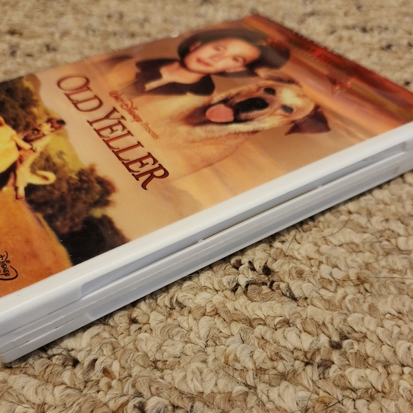 Old Yeller Vault Disney Collection 2 Disc DVD - Picture 10 of 12